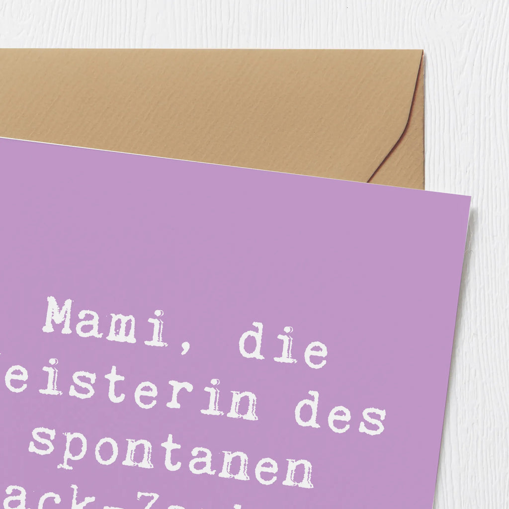 Deluxe Card Saying Mami, die Meisterin des spontanen Snack-Zaubers. Klappkarte, Karte, Hochwertige Klappkarte, Geburtstagskarte, Hochwertige Grußkarte, Glückwunschkarte, Grußkarte, Hochzeitskarte, Einladungskarte, Familie, Vatertag, Muttertag, Bruder, Schwester, Mama, Papa, Oma, Opa