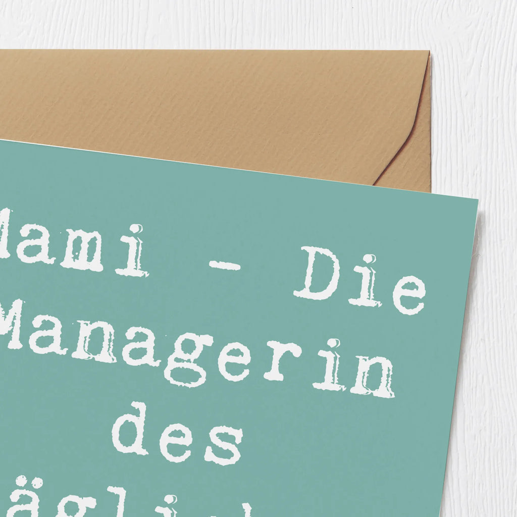 Deluxe Card Saying Mami - Die Managerin des täglichen Wahnsinns. Karte, Grußkarte, Geburtstagskarte, Glückwunschkarte, Hochwertige Klappkarte, Hochzeitskarte, Einladungskarte, Klappkarte, Hochwertige Grußkarte, Familie, Vatertag, Muttertag, Bruder, Schwester, Mama, Papa, Oma, Opa