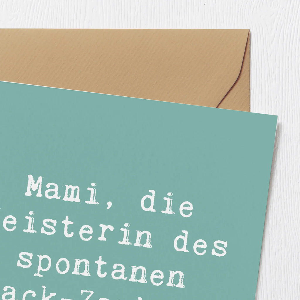 Deluxe Card Saying Mami, die Meisterin des spontanen Snack-Zaubers. Klappkarte, Karte, Hochwertige Klappkarte, Geburtstagskarte, Hochwertige Grußkarte, Glückwunschkarte, Grußkarte, Hochzeitskarte, Einladungskarte, Familie, Vatertag, Muttertag, Bruder, Schwester, Mama, Papa, Oma, Opa