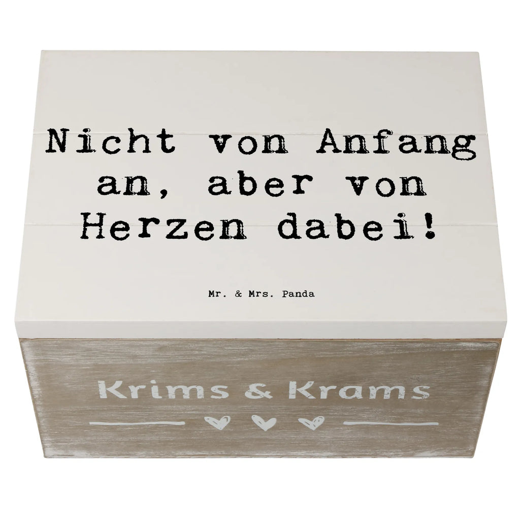 Wooden chest Saying Nicht von Anfang an, aber von Herzen dabei! Erinnerungsbox, Dekokiste, Kiste, Geschenkbox, Holzkiste, Truhe, Schatulle, Aufbewahrungsbox, Schatzkiste, Erinnerungskiste, XXL, Geschenkdose, Familie, Vatertag, Muttertag, Bruder, Schwester, Mama, Papa, Oma, Opa
