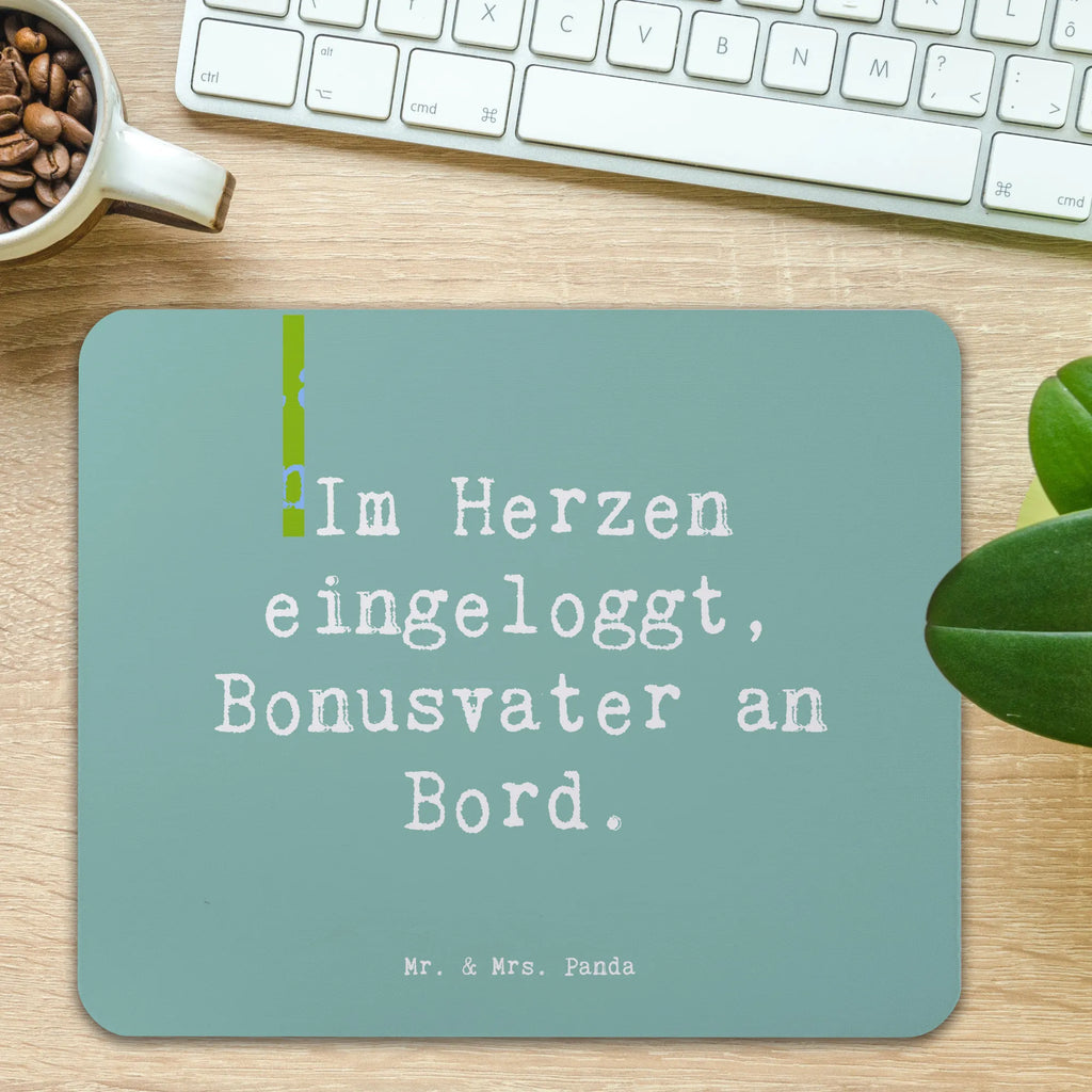 Mouse mat Saying Im Herzen eingeloggt, Bonusvater an Bord. Mousepad, Computer zubehör, Büroausstattung, PC Zubehör, Arbeitszimmer, Mauspad, Einzigartiges Mauspad, Designer Mauspad, Mausunterlage, Mauspad Büro, Familie, Vatertag, Muttertag, Bruder, Schwester, Mama, Papa, Oma, Opa