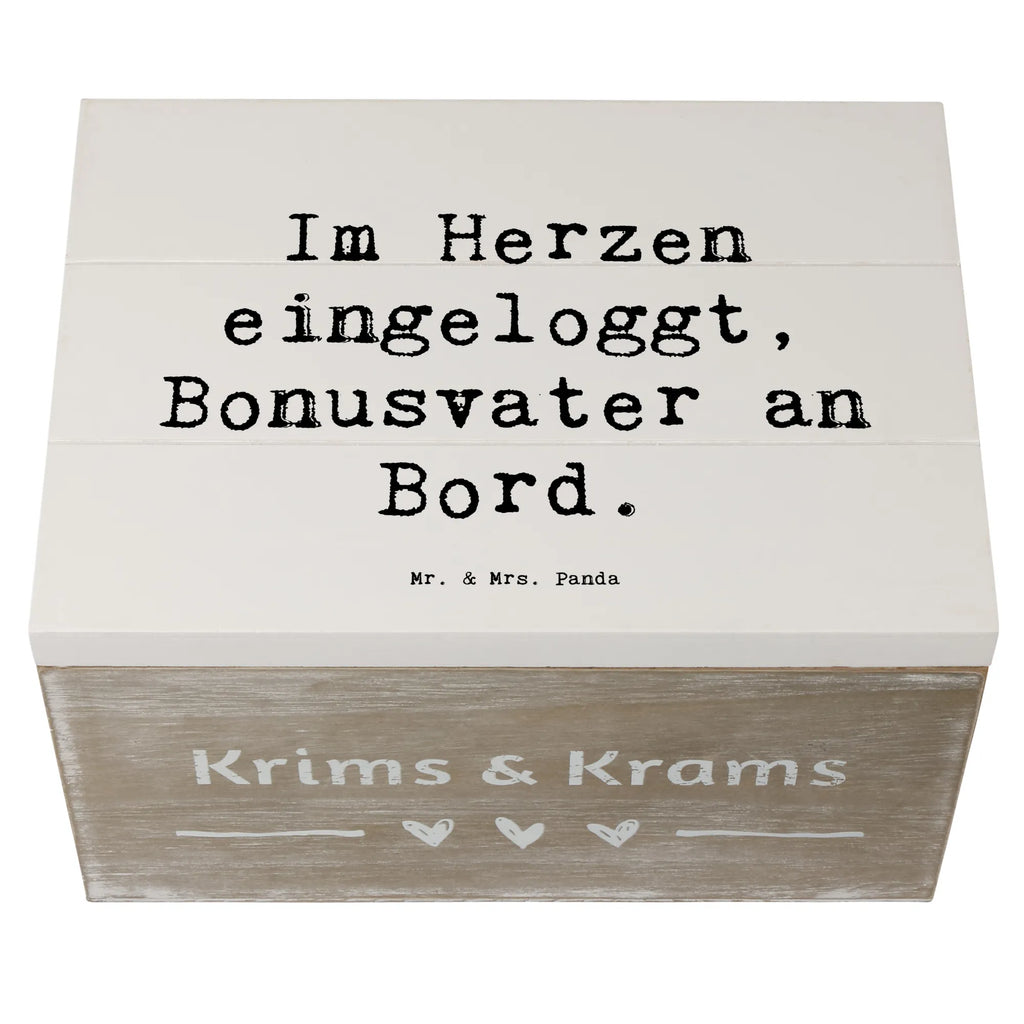 Wooden chest Saying Im Herzen eingeloggt, Bonusvater an Bord. Schatzkiste, Erinnerungsbox, Schatulle, XXL, Kiste, Erinnerungskiste, Aufbewahrungsbox, Geschenkbox, Dekokiste, Truhe, Geschenkdose, Holzkiste, Familie, Vatertag, Muttertag, Bruder, Schwester, Mama, Papa, Oma, Opa