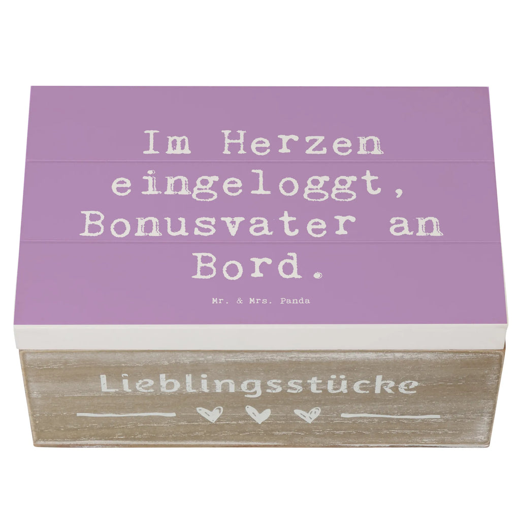 Wooden chest Saying Im Herzen eingeloggt, Bonusvater an Bord. Schatzkiste, Erinnerungsbox, Schatulle, XXL, Kiste, Erinnerungskiste, Aufbewahrungsbox, Geschenkbox, Dekokiste, Truhe, Geschenkdose, Holzkiste, Familie, Vatertag, Muttertag, Bruder, Schwester, Mama, Papa, Oma, Opa
