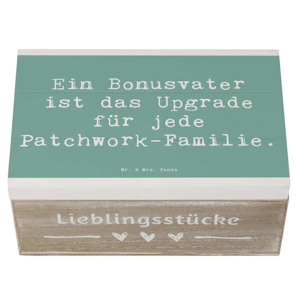 Wooden chest Saying Ein Bonusvater ist das Upgrade für jede Patchwork-Familie. Aufbewahrungsbox, Erinnerungskiste, XXL, Dekokiste, Schatulle, Geschenkdose, Schatzkiste, Geschenkbox, Kiste, Holzkiste, Truhe, Erinnerungsbox, Familie, Vatertag, Muttertag, Bruder, Schwester, Mama, Papa, Oma, Opa