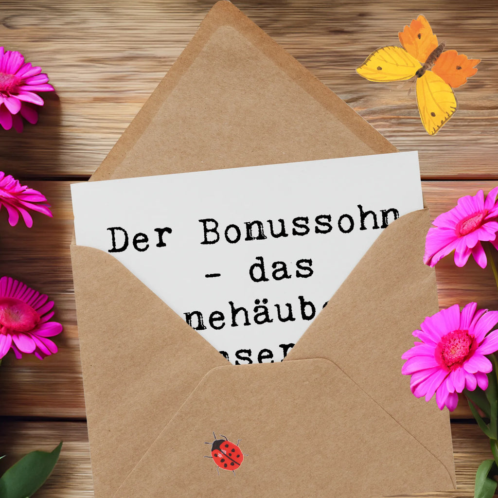 Deluxe Card Saying Der Bonussohn - das Sahnehäubchen unserer verrückten Familie Glückwunschkarte, Grußkarte, Geburtstagskarte, Hochwertige Klappkarte, Hochzeitskarte, Hochwertige Grußkarte, Karte, Klappkarte, Einladungskarte, Familie, Vatertag, Muttertag, Bruder, Schwester, Mama, Papa, Oma, Opa