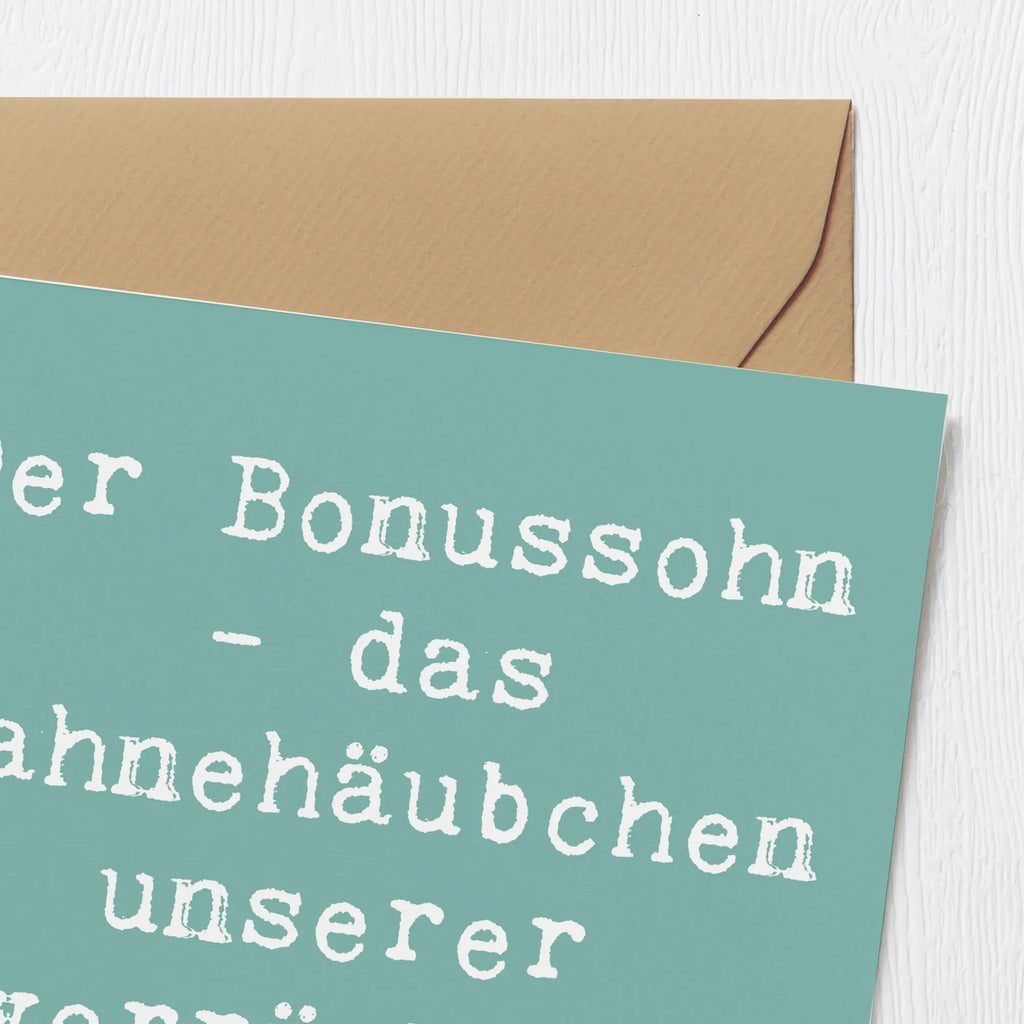 Deluxe Card Saying Der Bonussohn - das Sahnehäubchen unserer verrückten Familie Glückwunschkarte, Grußkarte, Geburtstagskarte, Hochwertige Klappkarte, Hochzeitskarte, Hochwertige Grußkarte, Karte, Klappkarte, Einladungskarte, Familie, Vatertag, Muttertag, Bruder, Schwester, Mama, Papa, Oma, Opa