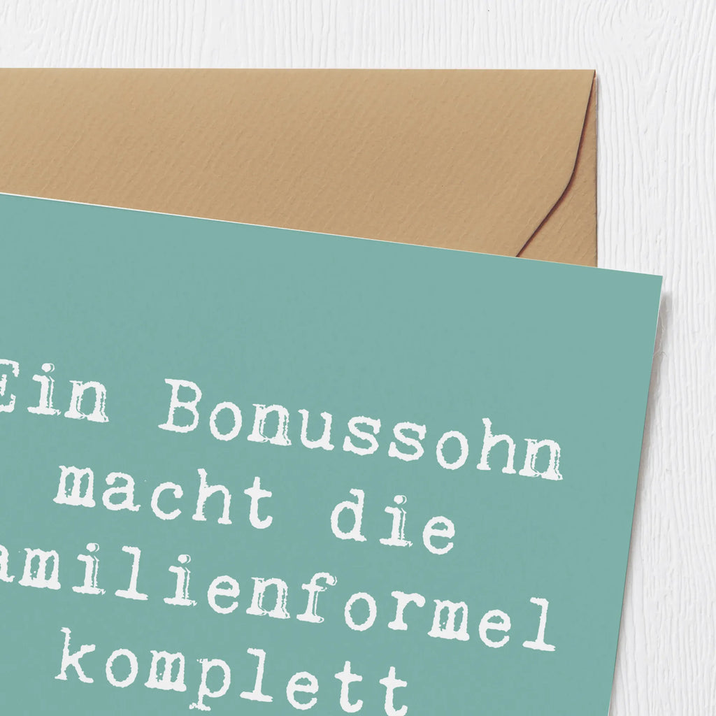 Deluxe Card Saying Ein Bonussohn macht die Familienformel komplett unschlagbar! Karte, Einladungskarte, Hochwertige Klappkarte, Grußkarte, Glückwunschkarte, Klappkarte, Geburtstagskarte, Hochzeitskarte, Hochwertige Grußkarte, Familie, Vatertag, Muttertag, Bruder, Schwester, Mama, Papa, Oma, Opa