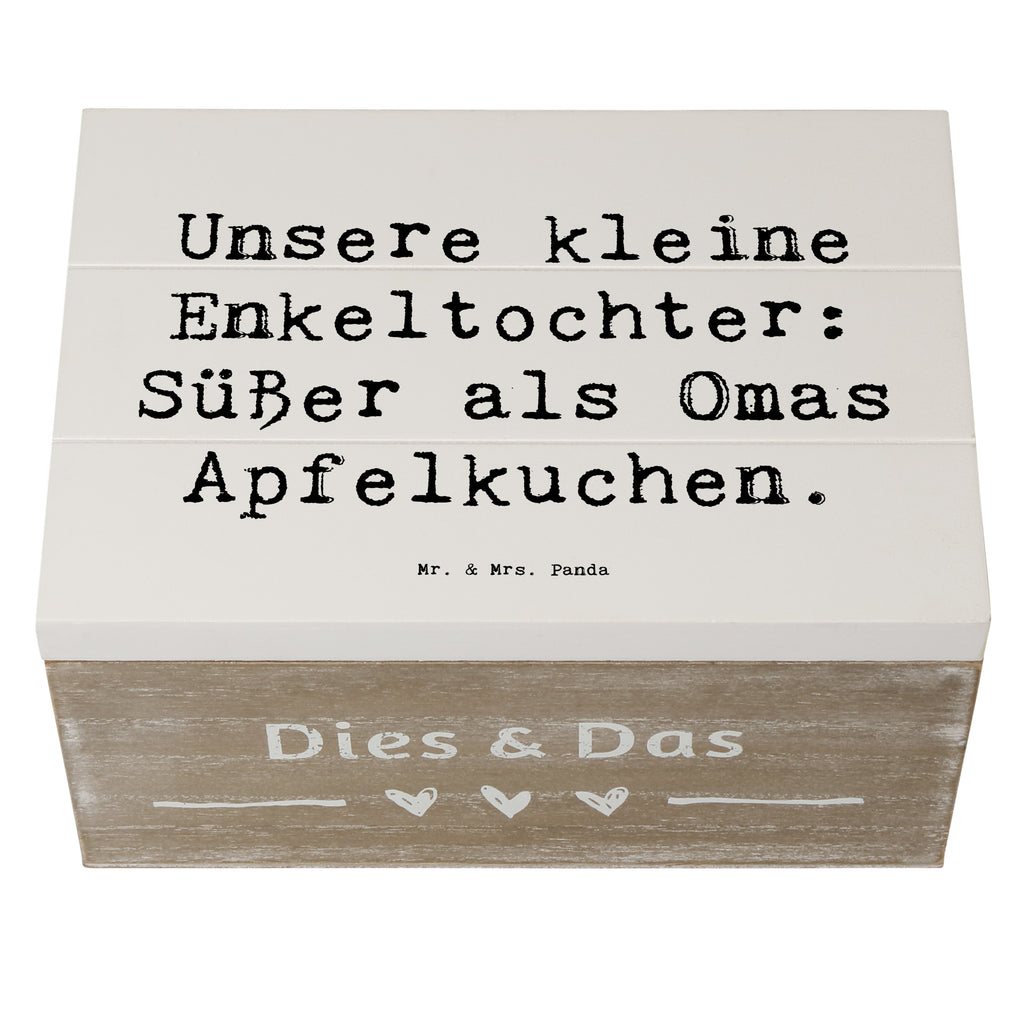 Wooden chest Saying Unsere kleine Enkeltochter: Süßer als Omas Apfelkuchen. Kiste, Schatulle, XXL, Truhe, Dekokiste, Aufbewahrungsbox, Schatzkiste, Geschenkdose, Erinnerungskiste, Geschenkbox, Erinnerungsbox, Holzkiste, Familie, Vatertag, Muttertag, Bruder, Schwester, Mama, Papa, Oma, Opa