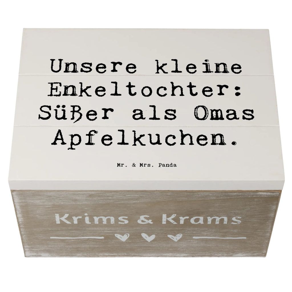 Wooden chest Saying Unsere kleine Enkeltochter: Süßer als Omas Apfelkuchen. Kiste, Schatulle, XXL, Truhe, Dekokiste, Aufbewahrungsbox, Schatzkiste, Geschenkdose, Erinnerungskiste, Geschenkbox, Erinnerungsbox, Holzkiste, Familie, Vatertag, Muttertag, Bruder, Schwester, Mama, Papa, Oma, Opa