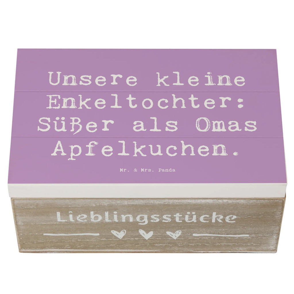 Wooden chest Saying Unsere kleine Enkeltochter: Süßer als Omas Apfelkuchen. Kiste, Schatulle, XXL, Truhe, Dekokiste, Aufbewahrungsbox, Schatzkiste, Geschenkdose, Erinnerungskiste, Geschenkbox, Erinnerungsbox, Holzkiste, Familie, Vatertag, Muttertag, Bruder, Schwester, Mama, Papa, Oma, Opa