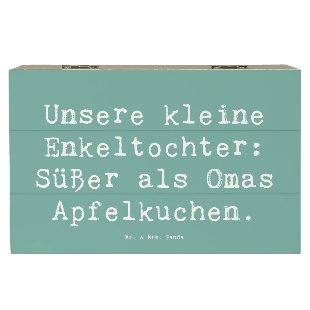 Wooden chest Saying Unsere kleine Enkeltochter: Süßer als Omas Apfelkuchen. Kiste, Schatulle, XXL, Truhe, Dekokiste, Aufbewahrungsbox, Schatzkiste, Geschenkdose, Erinnerungskiste, Geschenkbox, Erinnerungsbox, Holzkiste, Familie, Vatertag, Muttertag, Bruder, Schwester, Mama, Papa, Oma, Opa
