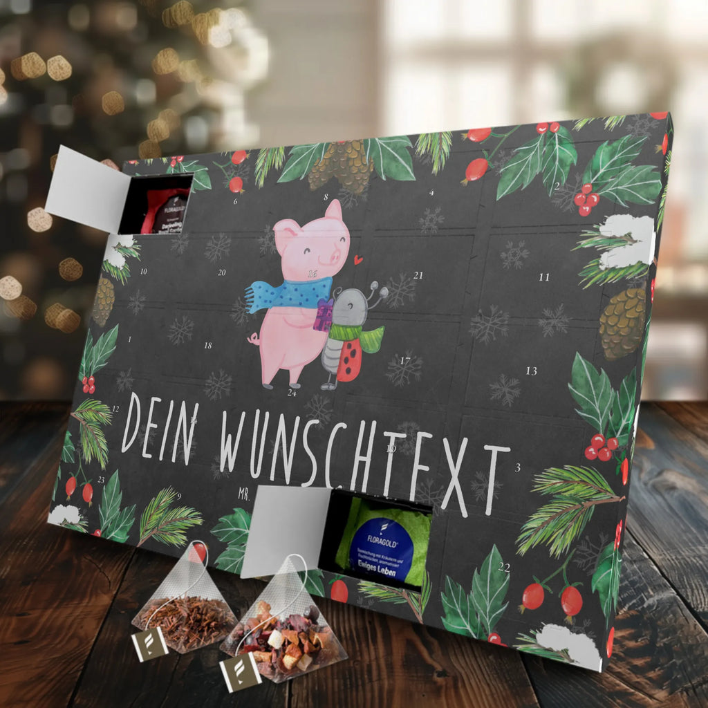 Personalisierter Tee Adventskalender Glühschwein Smörle Personalisierter Tee Adventskalender, Advent, Winter, Heiligabend, Wintermotiv, Nikolaus, Weihnachten, Weihnachtsdeko, Kreatives Glühschwein Design, Romantische Geschenkidee Glühwein, Glühwein Ist Köstlich Spruch, Süßer Marienkäfer Gibt Geschenk, Herzliches Marienkäfer Motiv, Winterlicher Glühwein Spruch, Glühwein Liebhaber Geschenk, Handgezeichnetes Glühschwein, Marienkäfer in Winterkleidung, Smörle Der Stolze Marienkäfer