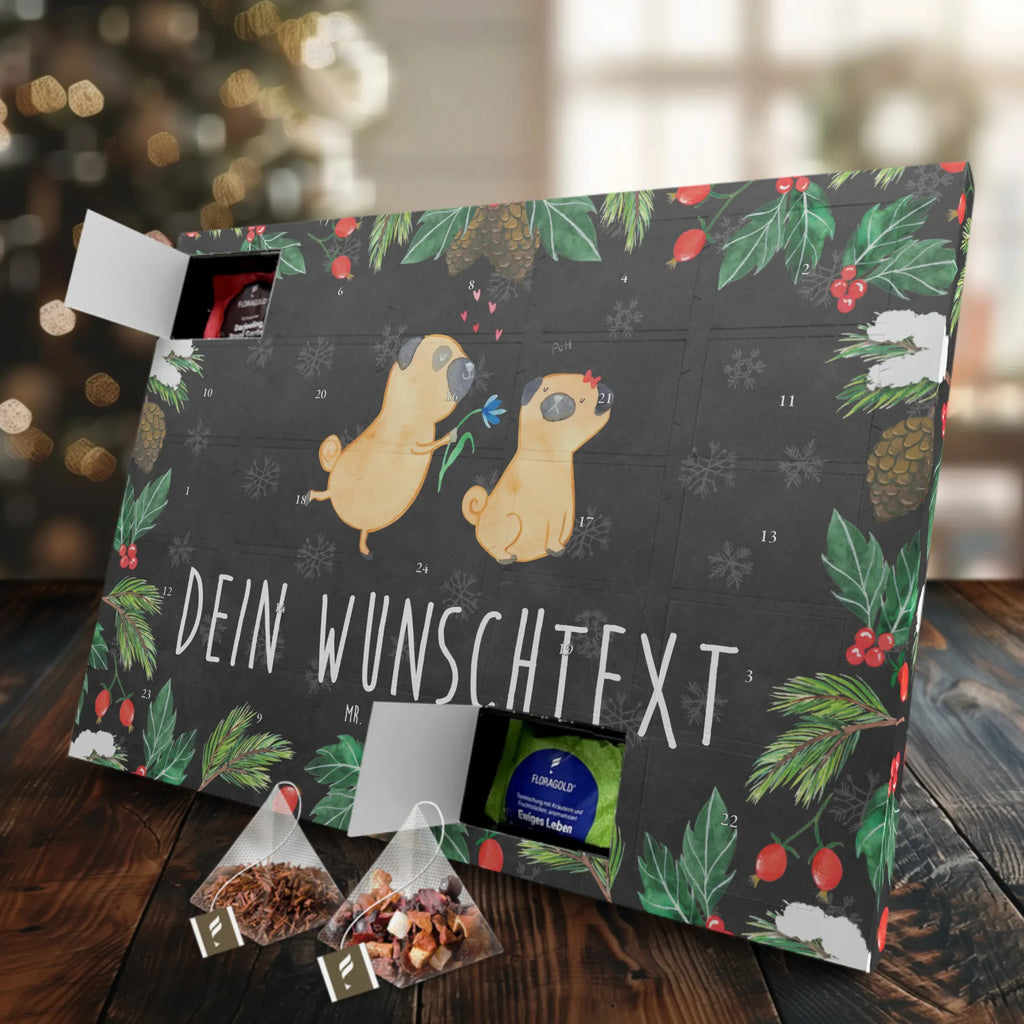 Personalisierter Tee Adventskalender Mops Verliebt Personalisierter Tee Adventskalender, Hunderasse, Hundebesitzer, Sprüche, Tierliebhaber, Hundemotiv, Haustier, Hund, Liebesspruch. Verlobt, Liebe, Möpse, Geschenk Freund, Verliebt, Hundeliebe, Partner, Mops