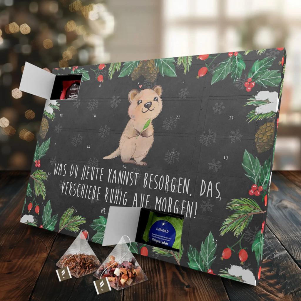 Tee Adventskalender Quokka Happy Tee Adventskalender, Adventskalender mit Tee, Adventskalender, Tiermotive, Tiere, Gute Laune, Lustige Sprüche, Aufschieberitis, Dinge Erledigen, Lustiger Spruch, Niedliches Tier, Quokka, Verschieben