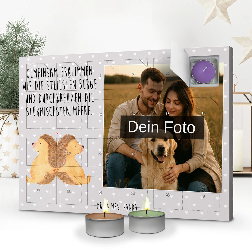Personalisierter Duftkerzen Foto Adventskalender Igel händchenhaltend Personalisierter Duftkerzen Foto Adventskalender, Liebe, Partner, Freund, Freundin, Ehemann, Ehefrau, Heiraten, Verlobung, Heiratsantrag, Liebesgeschenk, Jahrestag, Hocheitstag, Liebesbeweis, Igel, große Liebe, Gemeinsamkeit, Liebesbotschaft, Geschenk für zwei, Love, Hand in Hand, Lieblingsmensch, Igelliebe, Hochzeit