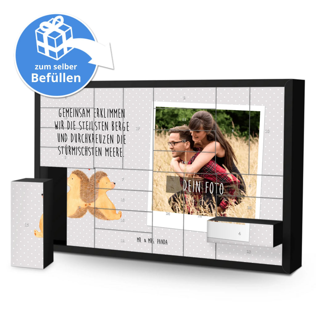 Personalisierter Befüllbarer Foto Adventskalender Igel händchenhaltend Adventskalender mit Foto, Foto Adventskalender, Personalisierter Adventskalender, Adventskalender Eigenes Foto, Adventskalender mit Eigenem Bild, Weihnachtskalender mit Foto, Personalisierter Befüllbarer Foto Adventskalender, Freundin, Freund, Liebe, Liebesgeschenk, Jahrestag, Verlobung, Partner, Ehemann, Ehefrau, Heiraten, Heiratsantrag, Hocheitstag, Hochzeit, Liebesbeweis, Hand in Hand, Gemeinsamkeit, Große Liebe, Igel, Igelliebe, Geschenk für Zwei, Liebesbotschaft, Love, Lieblingsmensch