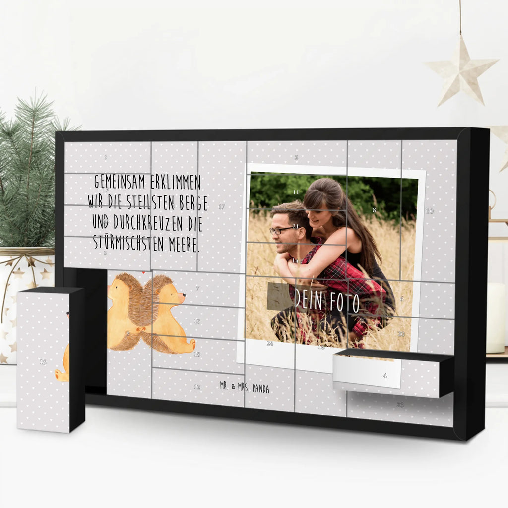 Personalisierter Befüllbarer Foto Adventskalender Igel händchenhaltend Adventskalender mit Foto, Foto Adventskalender, Personalisierter Adventskalender, Adventskalender Eigenes Foto, Adventskalender mit Eigenem Bild, Weihnachtskalender mit Foto, Personalisierter Befüllbarer Foto Adventskalender, Freundin, Freund, Liebe, Liebesgeschenk, Jahrestag, Verlobung, Partner, Ehemann, Ehefrau, Heiraten, Heiratsantrag, Hocheitstag, Hochzeit, Liebesbeweis, Hand in Hand, Gemeinsamkeit, Große Liebe, Igel, Igelliebe, Geschenk für Zwei, Liebesbotschaft, Love, Lieblingsmensch