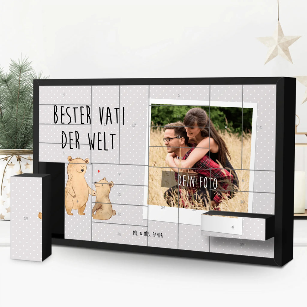 Personalisierter Befüllbarer Foto Adventskalender Bär Bester Vati der Welt Adventskalender mit Eigenem Bild, Adventskalender Eigenes Foto, Personalisierter Befüllbarer Foto Adventskalender, Personalisierter Adventskalender, Weihnachtskalender mit Foto, Adventskalender mit Foto, Foto Adventskalender, Geschenkidee, Geschenk, Schenken, Mitbringsel, Geburtstag, Geburtstagsgeschenk, für, Danke, Dankeschön, Bedanken, Freude machen, Geschenktipp, Papi, Papa, Vati, Eltern, Familie, Daddy, Geschenk Vater, Dad, Mann, Paps, Bester, Vater, Kleinigkeit