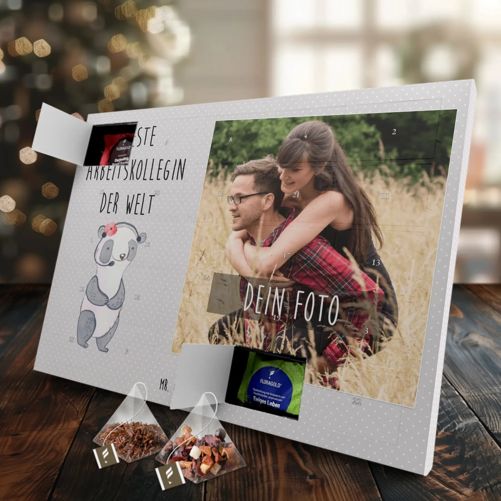 Personalisierter Tee Foto Adventskalender Panda Beste Arbeitskollegin der Welt Personalisierter Tee Foto Adventskalender, Geschenkidee, Geschenk, Schenken, Mitbringsel, Geburtstag, Geburtstagsgeschenk, für, Danke, Dankeschön, Bedanken, Freude machen, Geschenktipp, Kollegin, Abschiedsgeschenk, Ruhestand, Mitarbeiterin, Beruf, Arbeitskollegin, Berufsgenossin, Arbeit, Büro, Freundin