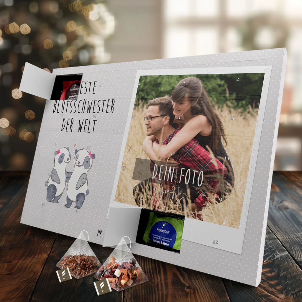 Personalisierter Tee Foto Adventskalender Panda Beste Blutsschwester der Welt Personalisierter Tee Foto Adventskalender, Geschenkidee, Geschenk, Schenken, Mitbringsel, Geburtstag, Geburtstagsgeschenk, für, Danke, Dankeschön, Bedanken, Freude machen, Geschenktipp, Freundin, Schwestern, Bae, Familie, Schwester, Geschwister, Blutsgeschwister, Blutsschwester, Schwesterherz, Liebe, Beste, Sister, Kleinigkeit, Tochter