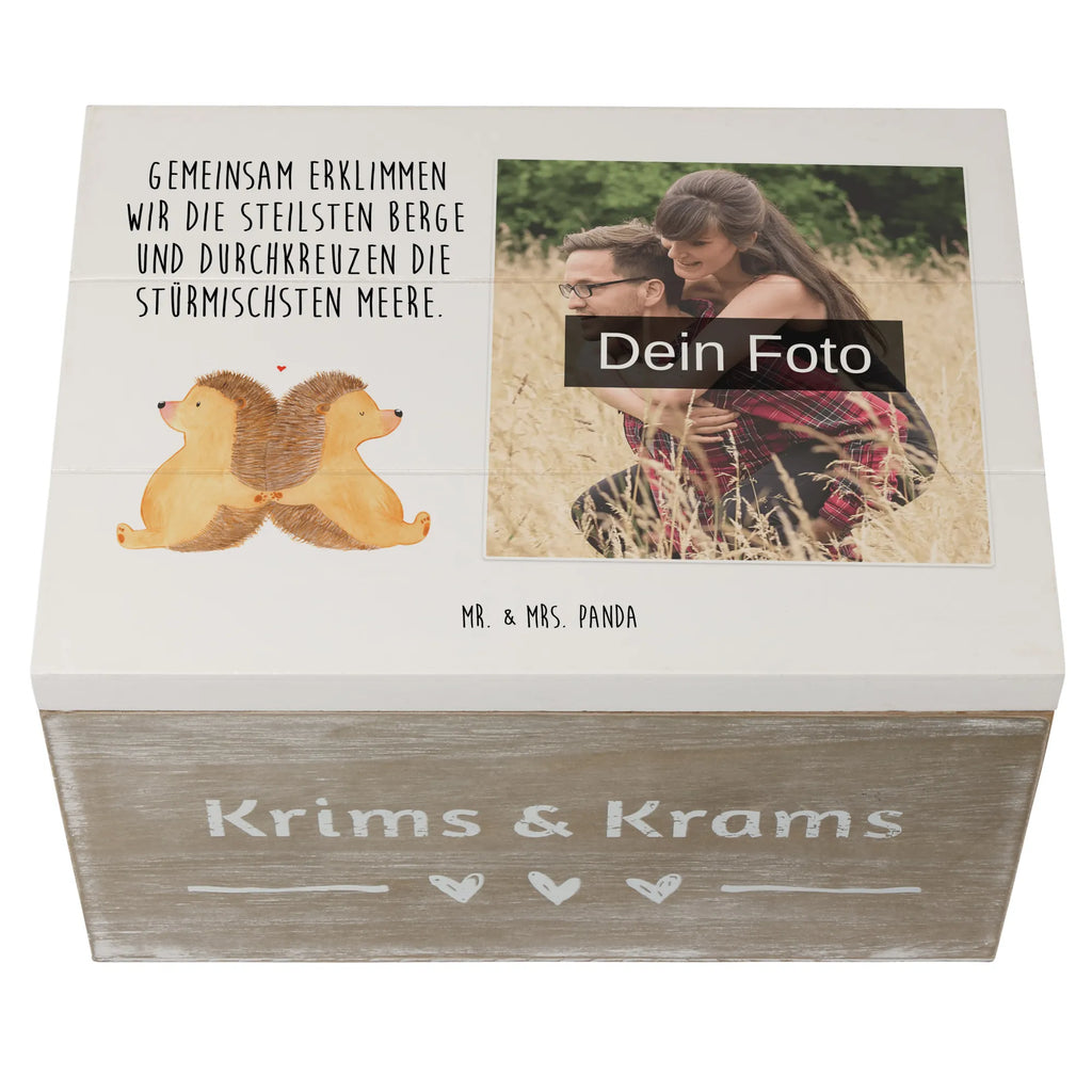 Personalisierte Foto Holzkiste Igel händchenhaltend Personalisierte Foto Holzkiste, Liebe, Partner, Freund, Freundin, Ehemann, Ehefrau, Heiraten, Verlobung, Heiratsantrag, Liebesgeschenk, Jahrestag, Hocheitstag, große Liebe, Liebesbotschaft, Lieblingsmensch, Geschenk für zwei, Igelliebe, Liebesbeweis, Igel, Hand in Hand, Hochzeit, Love, Gemeinsamkeit