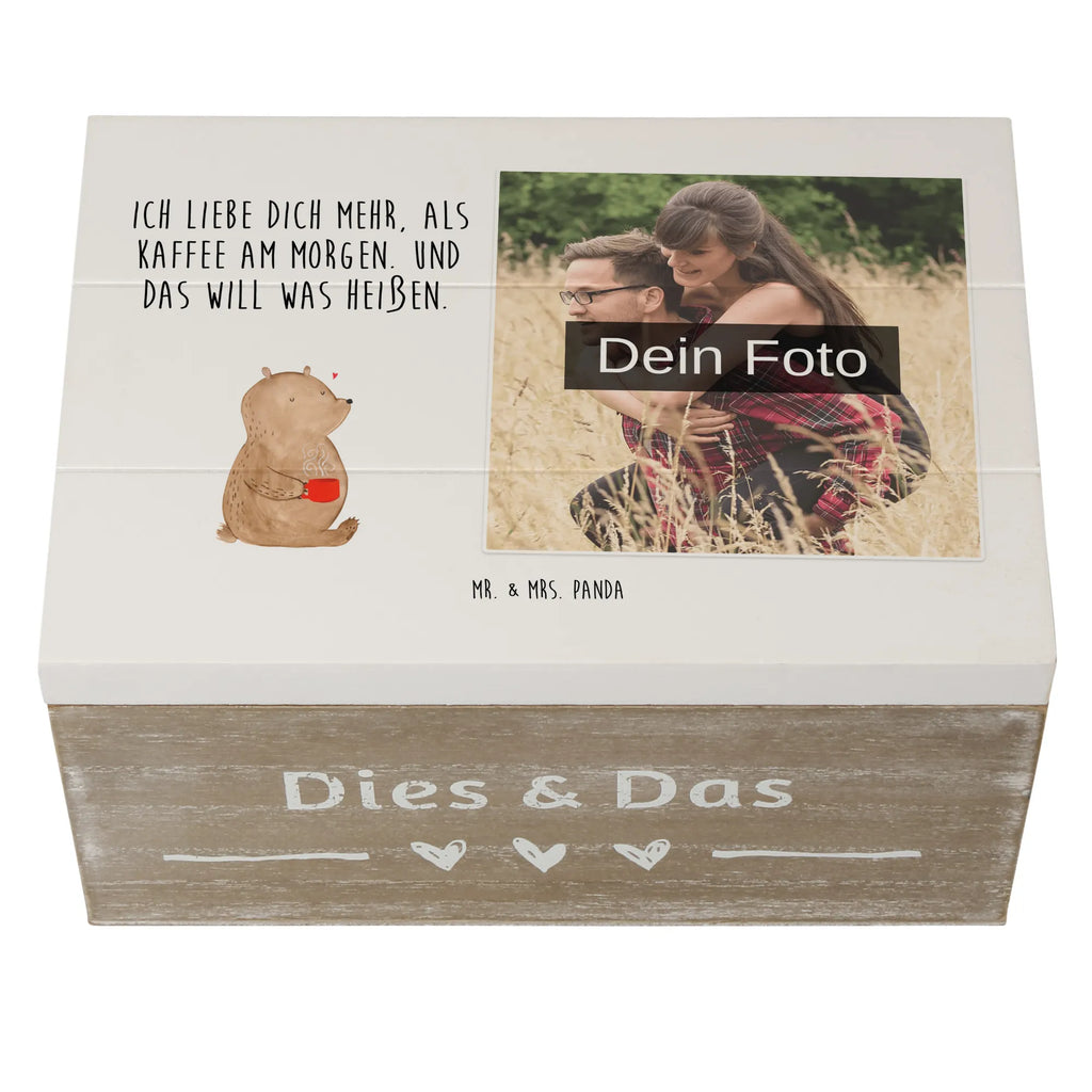 Personalisierte Foto Holzkiste Bär Morgenkaffee Personalisierte Foto Holzkiste, Liebe, Partner, Freund, Freundin, Ehemann, Ehefrau, Heiraten, Verlobung, Heiratsantrag, Liebesgeschenk, Jahrestag, Hocheitstag, Liebesbeweis, für Ehemann, für Männer, Valentinstag, Hochzeitstag, Mitbringsel, Geschenk für Freundin, Geschenk für Frauen, Geschenk für Partner
