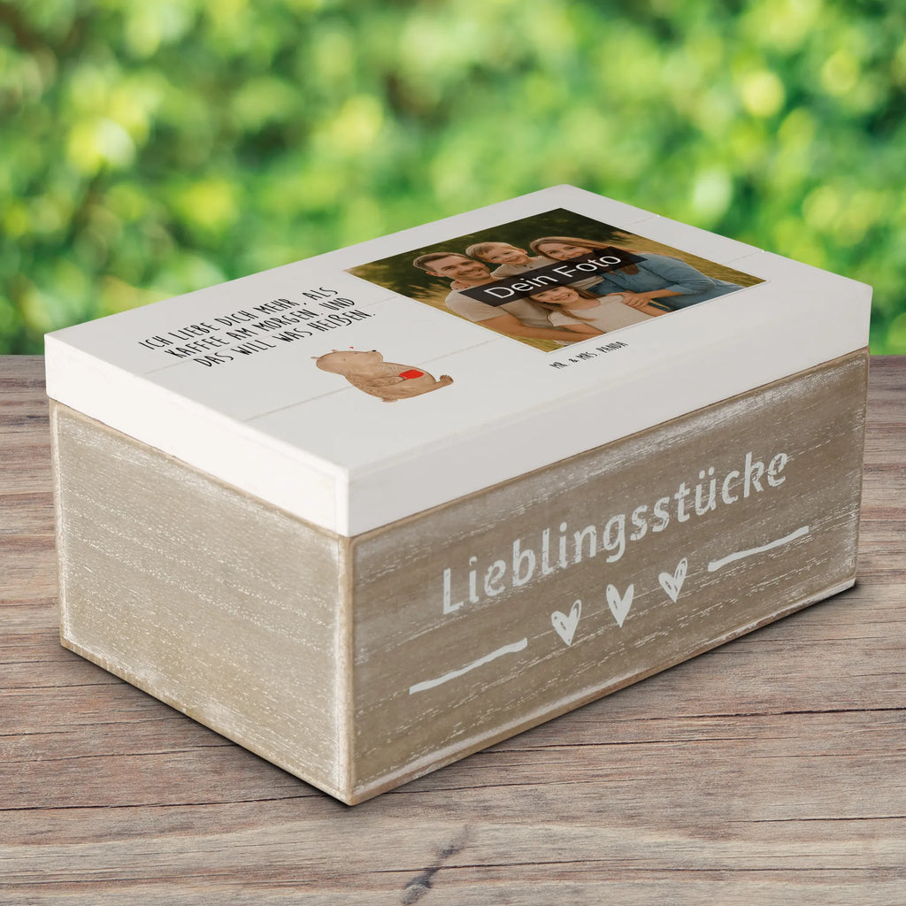 Personalisierte Foto Holzkiste Bär Morgenkaffee Personalisierte Foto Holzkiste, Liebe, Partner, Freund, Freundin, Ehemann, Ehefrau, Heiraten, Verlobung, Heiratsantrag, Liebesgeschenk, Jahrestag, Hocheitstag, Liebesbeweis, für Ehemann, für Männer, Valentinstag, Hochzeitstag, Mitbringsel, Geschenk für Freundin, Geschenk für Frauen, Geschenk für Partner
