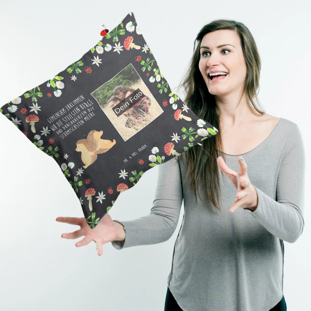 Personalized Photo Pillow Hedgehogs holding hands Personalisiertes Foto Kissen, Liebe, Partner, Freund, Freundin, Ehemann, Ehefrau, Heiraten, Verlobung, Heiratsantrag, Liebesgeschenk, Jahrestag, Hocheitstag, Igel, Igelliebe, Hand in Hand, Liebesbeweis, große Liebe, Liebesbotschaft, Hochzeit, Lieblingsmensch, Gemeinsamkeit, Love, Geschenk für zwei