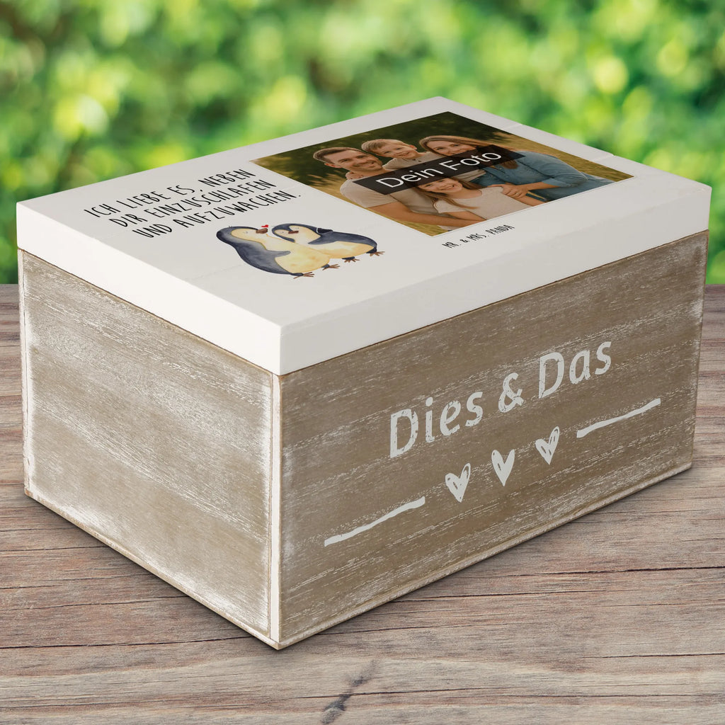 Personalisierte Foto Holzkiste Pinguine Einschlafen Personalisierte Foto Holzkiste, Liebe, Partner, Freund, Freundin, Ehemann, Ehefrau, Heiraten, Verlobung, Heiratsantrag, Liebesgeschenk, Jahrestag, Hocheitstag, für Ehemann, Geschenk für Freundin, Liebesbeweis, für Männer, Geschenk für Partner, Mitbringsel, Hochzeitstag, Valentinstag, Geschenk für Frauen