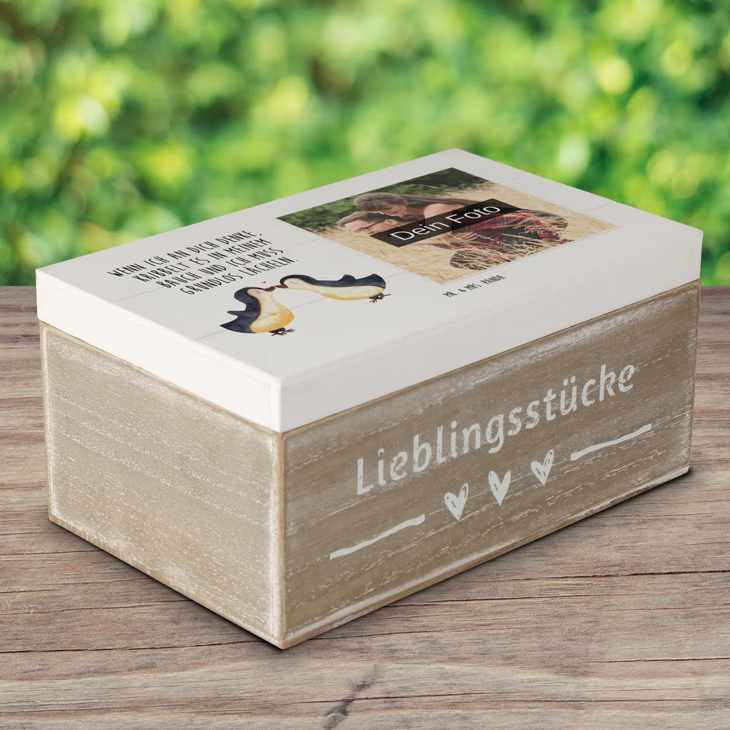 Personalisierte Foto Holzkiste Pinguine Kuss Personalisierte Foto Holzkiste, Liebe, Partner, Freund, Freundin, Ehemann, Ehefrau, Heiraten, Verlobung, Heiratsantrag, Liebesgeschenk, Jahrestag, Hocheitstag, Mitbringsel, Hochzeitstag, für Ehemann, für Männer, Geschenk für Partner, Valentinstag, Geschenk für Frauen, Liebesbeweis, Geschenk für Freundin