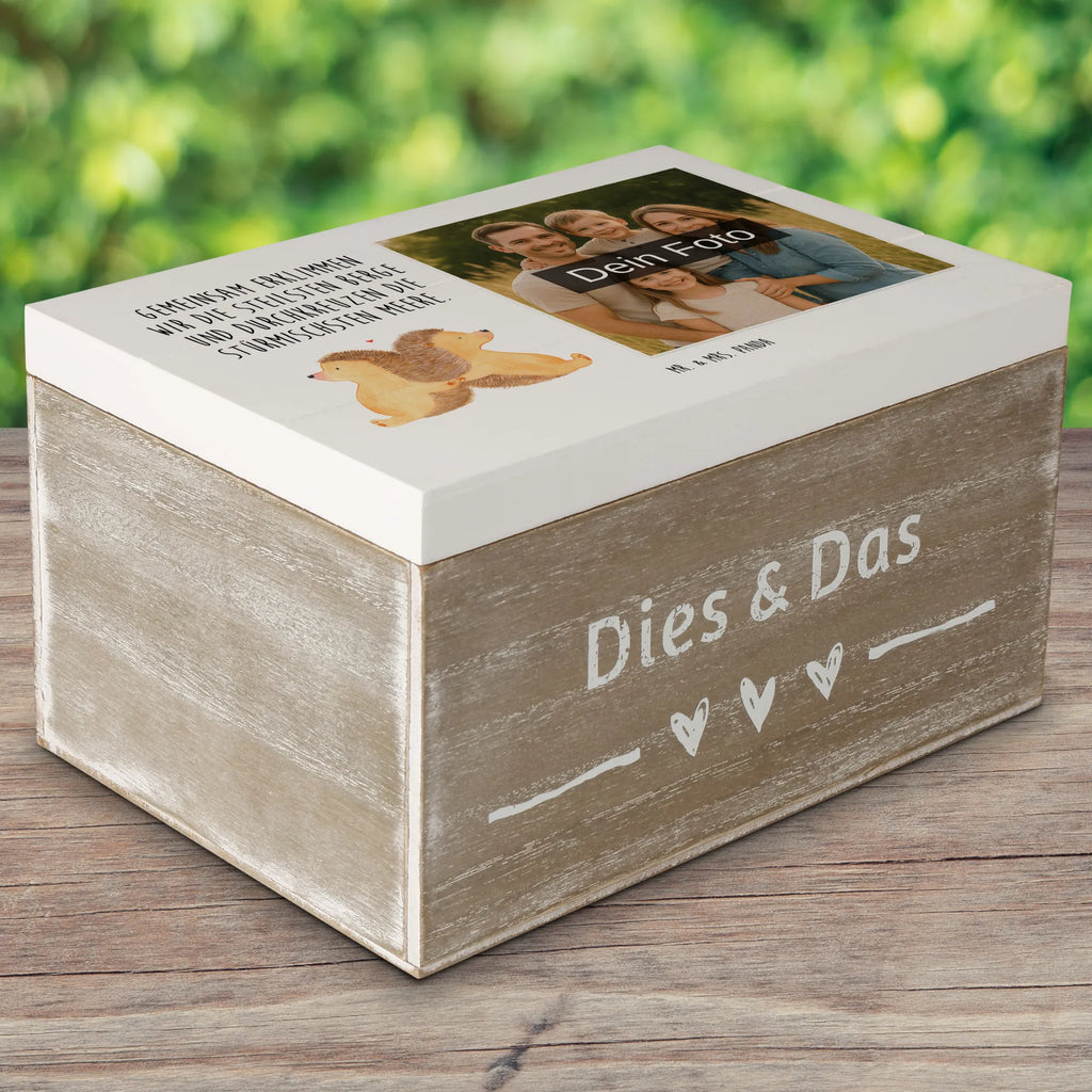 Personalisierte Foto Holzkiste Igel händchenhaltend Personalisierte Foto Holzkiste, Liebe, Partner, Freund, Freundin, Ehemann, Ehefrau, Heiraten, Verlobung, Heiratsantrag, Liebesgeschenk, Jahrestag, Hocheitstag, große Liebe, Liebesbotschaft, Lieblingsmensch, Geschenk für zwei, Igelliebe, Liebesbeweis, Igel, Hand in Hand, Hochzeit, Love, Gemeinsamkeit