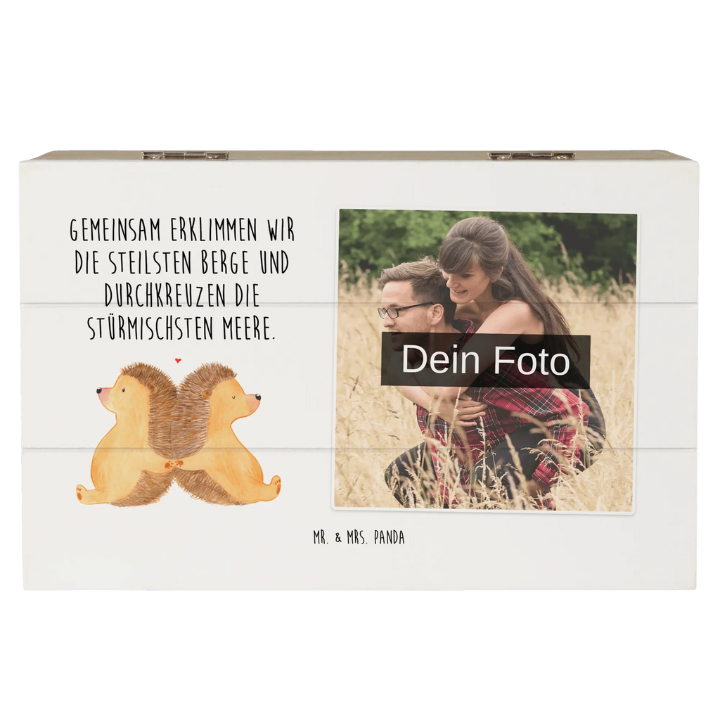Personalisierte Foto Holzkiste Igel händchenhaltend Personalisierte Foto Holzkiste, Liebe, Partner, Freund, Freundin, Ehemann, Ehefrau, Heiraten, Verlobung, Heiratsantrag, Liebesgeschenk, Jahrestag, Hocheitstag, große Liebe, Liebesbotschaft, Lieblingsmensch, Geschenk für zwei, Igelliebe, Liebesbeweis, Igel, Hand in Hand, Hochzeit, Love, Gemeinsamkeit