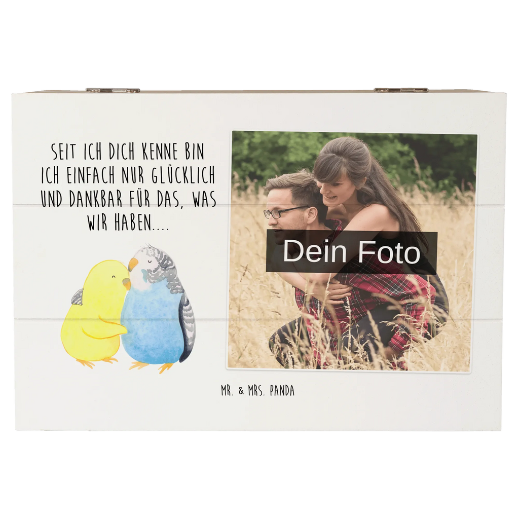 Personalisierte Foto Holzkiste Wellensittich Liebe Personalisierte Foto Holzkiste, Liebe, Partner, Freund, Freundin, Ehemann, Ehefrau, Heiraten, Verlobung, Heiratsantrag, Liebesgeschenk, Jahrestag, Hocheitstag, Nähe, Vögel, Wellensittich, Kuscheln, Vertrauen