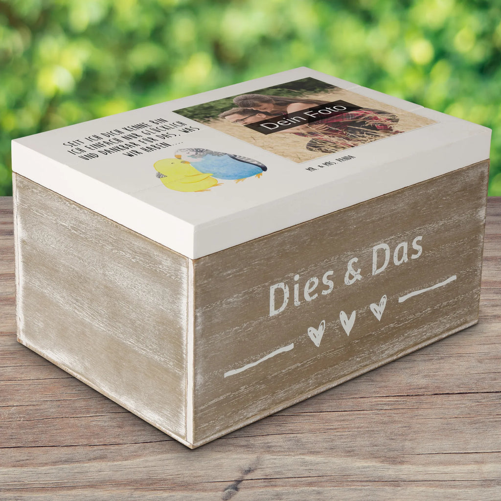 Personalisierte Foto Holzkiste Wellensittich Liebe Personalisierte Foto Holzkiste, Liebe, Partner, Freund, Freundin, Ehemann, Ehefrau, Heiraten, Verlobung, Heiratsantrag, Liebesgeschenk, Jahrestag, Hocheitstag, Nähe, Vögel, Wellensittich, Kuscheln, Vertrauen