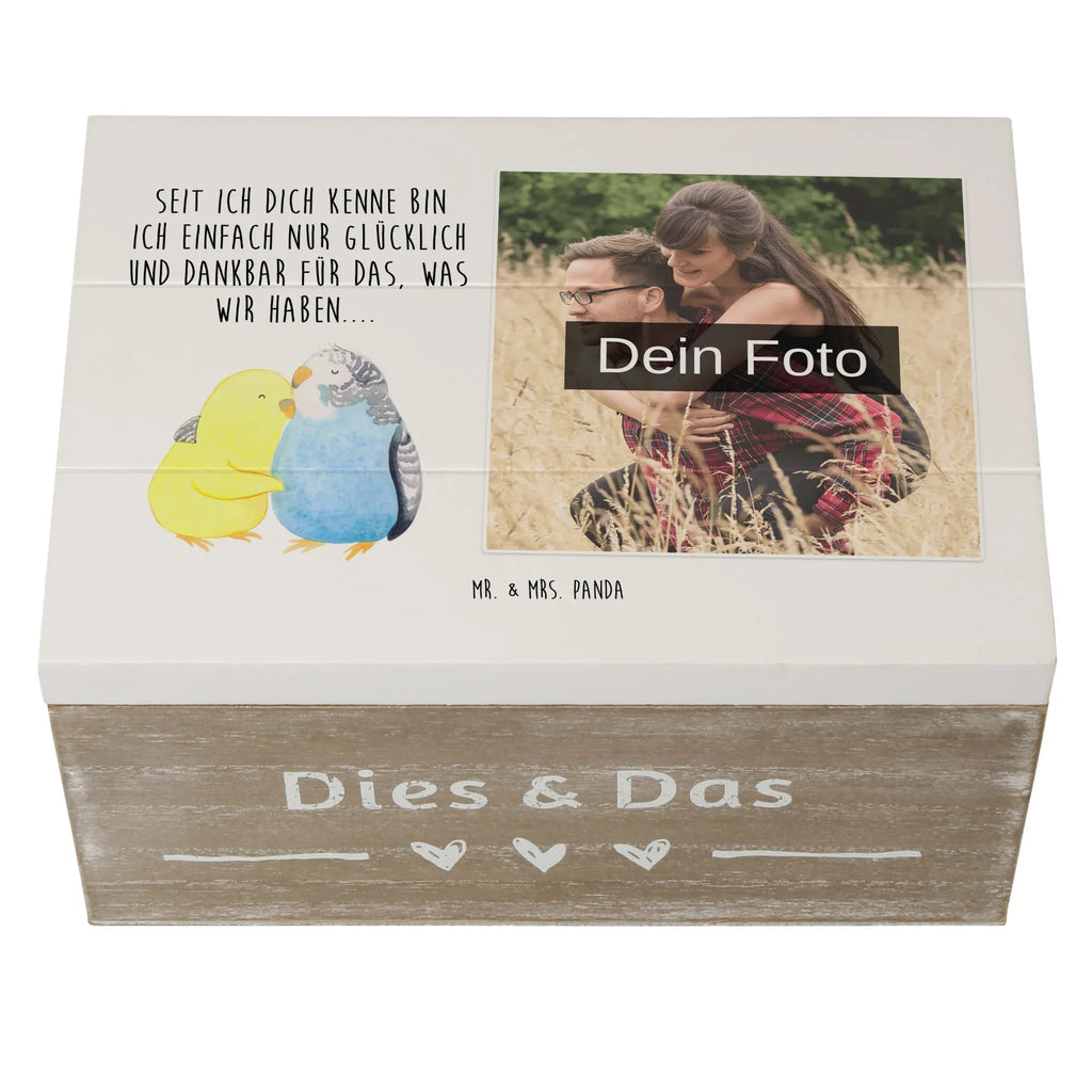 Personalisierte Foto Holzkiste Wellensittich Liebe Personalisierte Foto Holzkiste, Liebe, Partner, Freund, Freundin, Ehemann, Ehefrau, Heiraten, Verlobung, Heiratsantrag, Liebesgeschenk, Jahrestag, Hocheitstag, Nähe, Vögel, Wellensittich, Kuscheln, Vertrauen