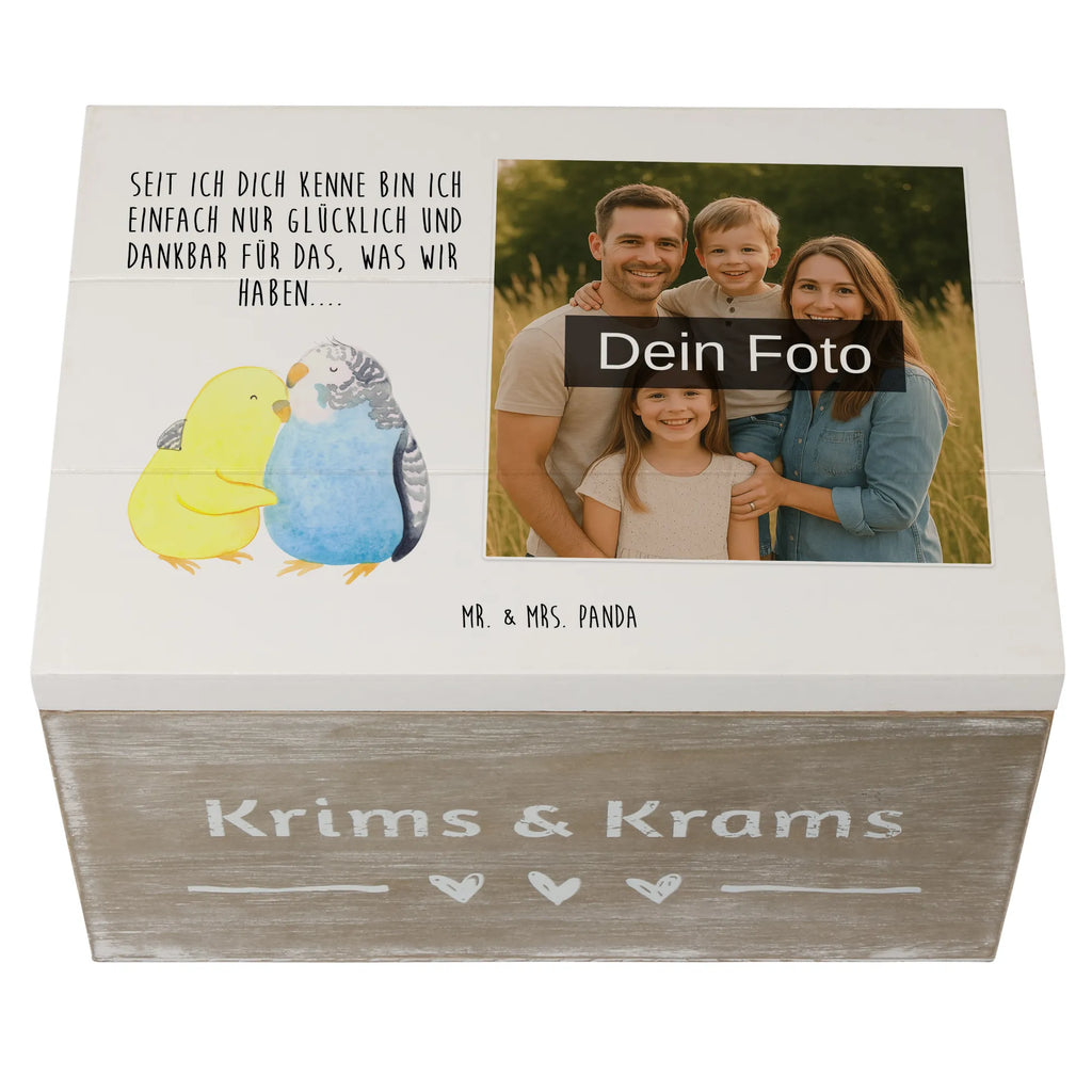 Personalisierte Foto Holzkiste Wellensittich Liebe Personalisierte Foto Holzkiste, Liebe, Partner, Freund, Freundin, Ehemann, Ehefrau, Heiraten, Verlobung, Heiratsantrag, Liebesgeschenk, Jahrestag, Hocheitstag, Nähe, Vögel, Wellensittich, Kuscheln, Vertrauen