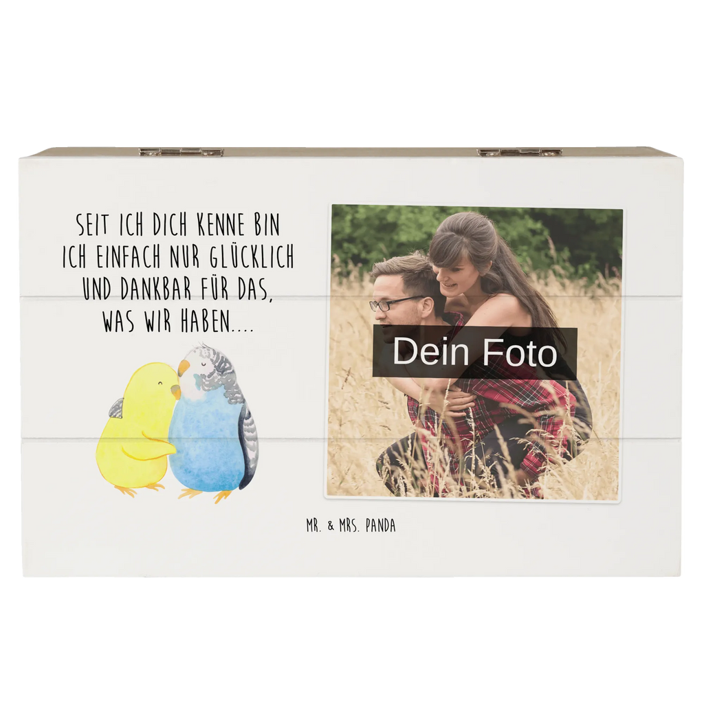 Personalisierte Foto Holzkiste Wellensittich Liebe Personalisierte Foto Holzkiste, Liebe, Partner, Freund, Freundin, Ehemann, Ehefrau, Heiraten, Verlobung, Heiratsantrag, Liebesgeschenk, Jahrestag, Hocheitstag, Nähe, Vögel, Wellensittich, Kuscheln, Vertrauen