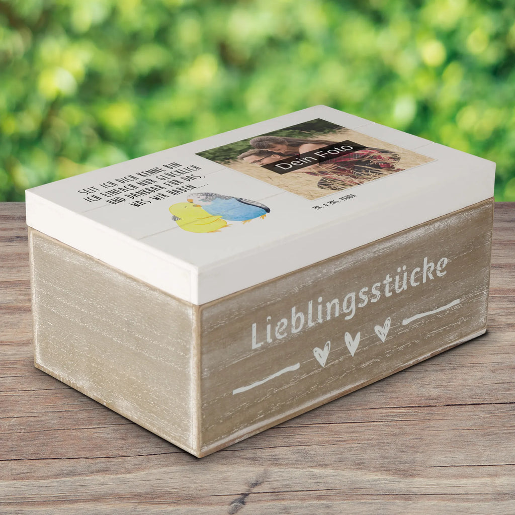 Personalisierte Foto Holzkiste Wellensittich Liebe Personalisierte Foto Holzkiste, Liebe, Partner, Freund, Freundin, Ehemann, Ehefrau, Heiraten, Verlobung, Heiratsantrag, Liebesgeschenk, Jahrestag, Hocheitstag, Nähe, Vögel, Wellensittich, Kuscheln, Vertrauen