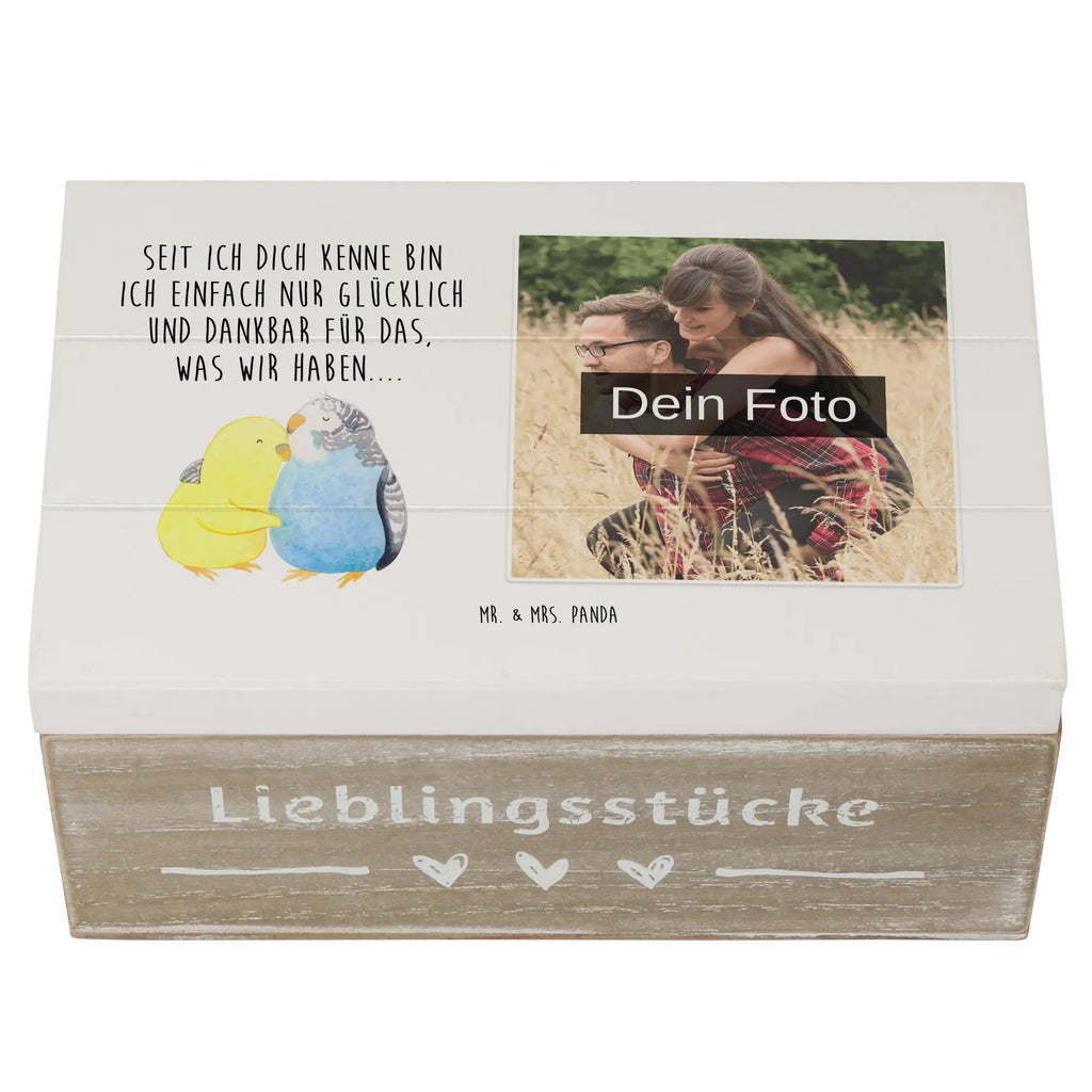 Personalisierte Foto Holzkiste Wellensittich Liebe Personalisierte Foto Holzkiste, Liebe, Partner, Freund, Freundin, Ehemann, Ehefrau, Heiraten, Verlobung, Heiratsantrag, Liebesgeschenk, Jahrestag, Hocheitstag, Nähe, Vögel, Wellensittich, Kuscheln, Vertrauen