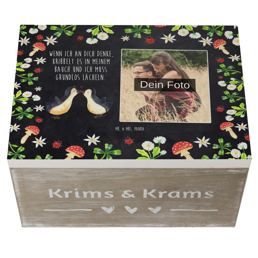 Personalisierte Foto Holzkiste Pinguine Kuss Personalisierte Foto Holzkiste, Liebe, Partner, Freund, Freundin, Ehemann, Ehefrau, Heiraten, Verlobung, Heiratsantrag, Liebesgeschenk, Jahrestag, Hocheitstag, Mitbringsel, Hochzeitstag, für Ehemann, für Männer, Geschenk für Partner, Valentinstag, Geschenk für Frauen, Liebesbeweis, Geschenk für Freundin