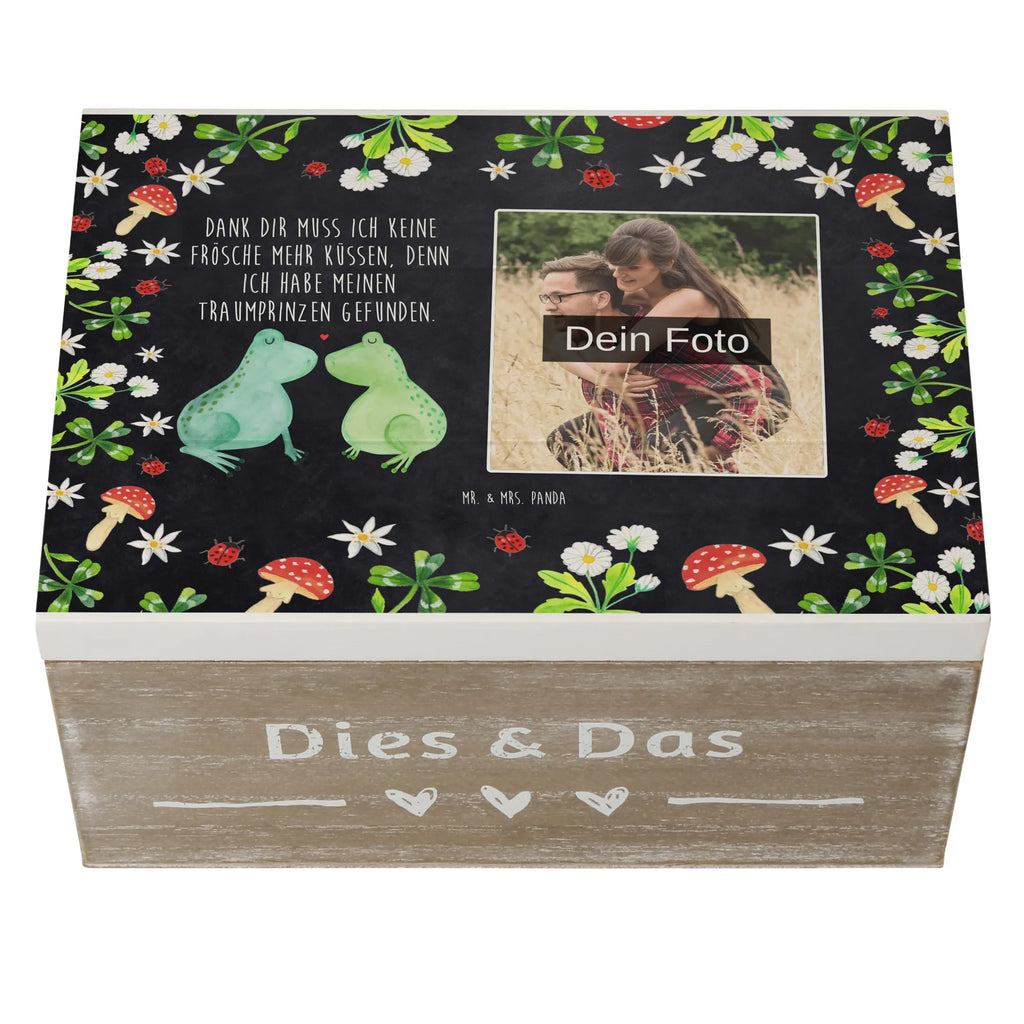 Personalizowana drewniana skrzynka na zdjęcia Żabia miłość Personalisierte Foto Holzkiste, Liebe, Partner, Freund, Freundin, Ehemann, Ehefrau, Heiraten, Verlobung, Heiratsantrag, Liebesgeschenk, Jahrestag, Hocheitstag, Frosch, Froschkönig, Verliebt, Hochzeitstag, Geschenk Hochzeit, Liebesbeweis, Fröschchen, Verlobt, Verheiratet, Frösche, Geschenk Freundin, Geschenk Freund