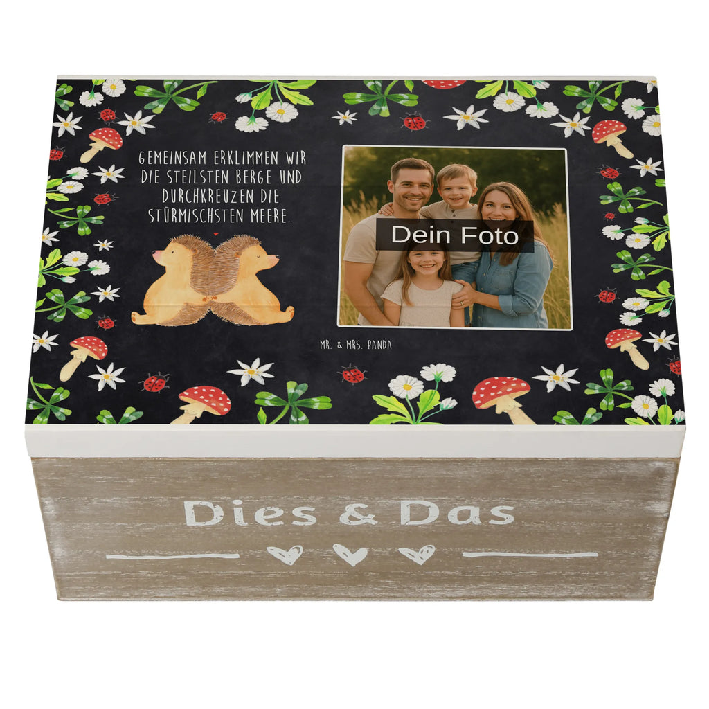 Personalisierte Foto Holzkiste Igel händchenhaltend Personalisierte Foto Holzkiste, Liebe, Partner, Freund, Freundin, Ehemann, Ehefrau, Heiraten, Verlobung, Heiratsantrag, Liebesgeschenk, Jahrestag, Hocheitstag, große Liebe, Liebesbotschaft, Lieblingsmensch, Geschenk für zwei, Igelliebe, Liebesbeweis, Igel, Hand in Hand, Hochzeit, Love, Gemeinsamkeit