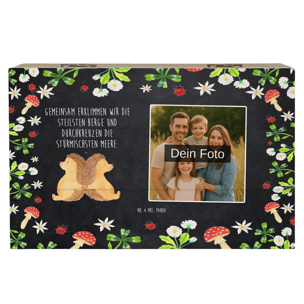 Personalisierte Foto Holzkiste Igel händchenhaltend Personalisierte Foto Holzkiste, Liebe, Partner, Freund, Freundin, Ehemann, Ehefrau, Heiraten, Verlobung, Heiratsantrag, Liebesgeschenk, Jahrestag, Hocheitstag, große Liebe, Liebesbotschaft, Lieblingsmensch, Geschenk für zwei, Igelliebe, Liebesbeweis, Igel, Hand in Hand, Hochzeit, Love, Gemeinsamkeit