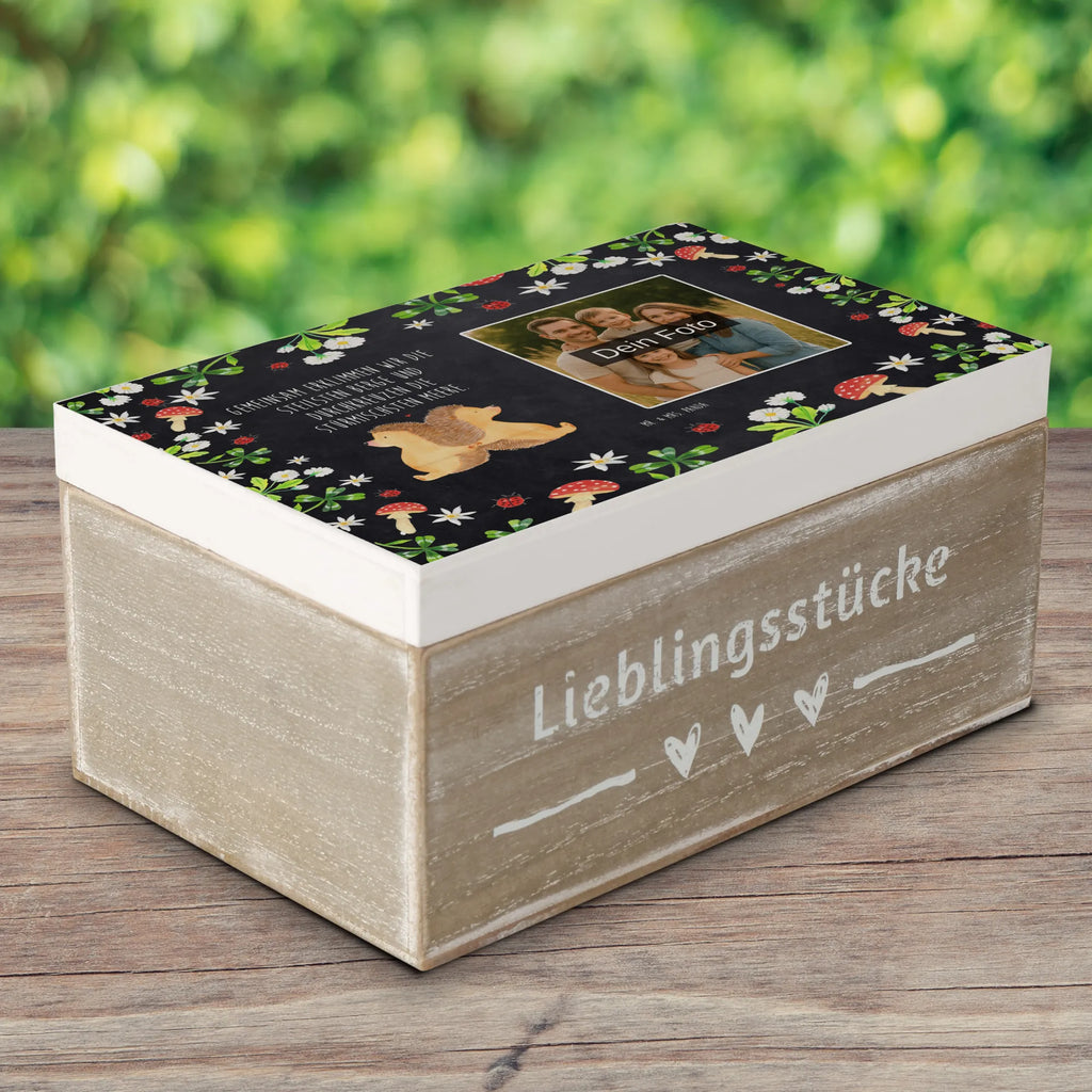 Personalisierte Foto Holzkiste Igel händchenhaltend Personalisierte Foto Holzkiste, Liebe, Partner, Freund, Freundin, Ehemann, Ehefrau, Heiraten, Verlobung, Heiratsantrag, Liebesgeschenk, Jahrestag, Hocheitstag, große Liebe, Liebesbotschaft, Lieblingsmensch, Geschenk für zwei, Igelliebe, Liebesbeweis, Igel, Hand in Hand, Hochzeit, Love, Gemeinsamkeit