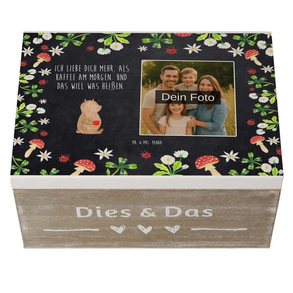 Personalisierte Foto Holzkiste Bär Morgenkaffee Personalisierte Foto Holzkiste, Liebe, Partner, Freund, Freundin, Ehemann, Ehefrau, Heiraten, Verlobung, Heiratsantrag, Liebesgeschenk, Jahrestag, Hocheitstag, Liebesbeweis, für Ehemann, für Männer, Valentinstag, Hochzeitstag, Mitbringsel, Geschenk für Freundin, Geschenk für Frauen, Geschenk für Partner