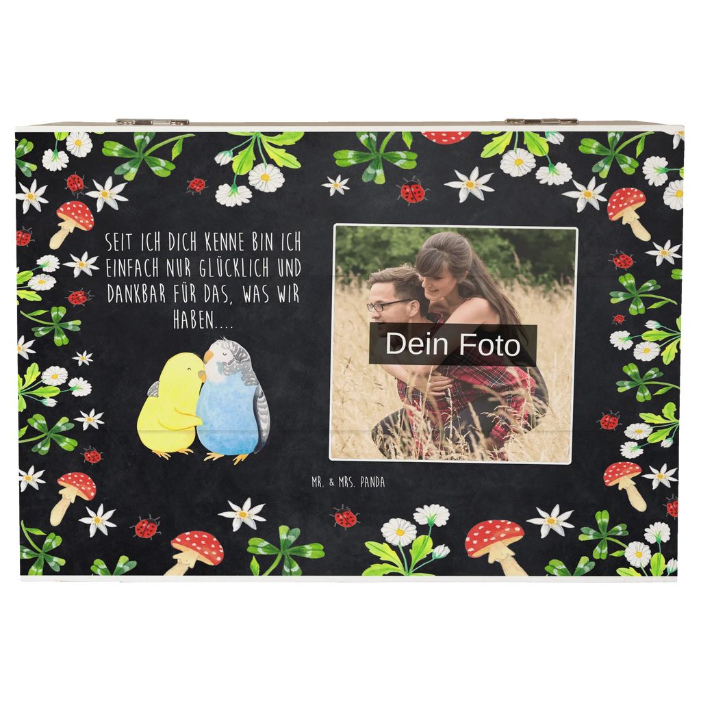 Personalisierte Foto Holzkiste Wellensittich Liebe Personalisierte Foto Holzkiste, Liebe, Partner, Freund, Freundin, Ehemann, Ehefrau, Heiraten, Verlobung, Heiratsantrag, Liebesgeschenk, Jahrestag, Hocheitstag, Nähe, Vögel, Wellensittich, Kuscheln, Vertrauen