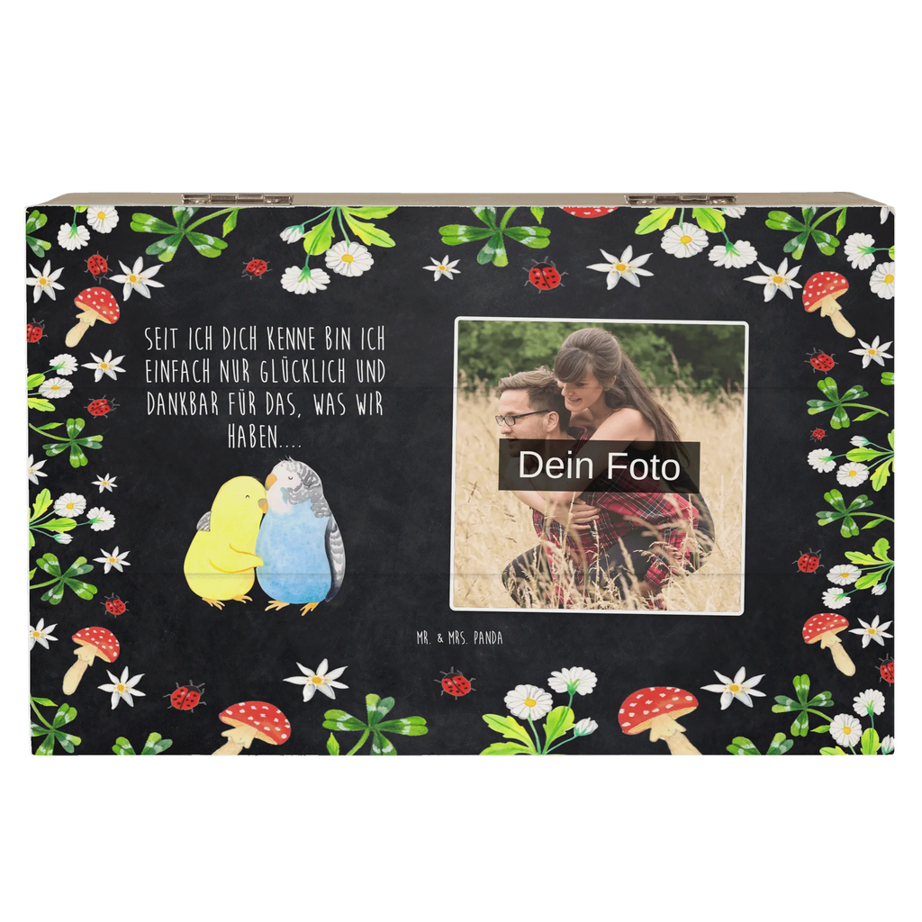 Personalisierte Foto Holzkiste Wellensittich Liebe Personalisierte Foto Holzkiste, Liebe, Partner, Freund, Freundin, Ehemann, Ehefrau, Heiraten, Verlobung, Heiratsantrag, Liebesgeschenk, Jahrestag, Hocheitstag, Nähe, Vögel, Wellensittich, Kuscheln, Vertrauen
