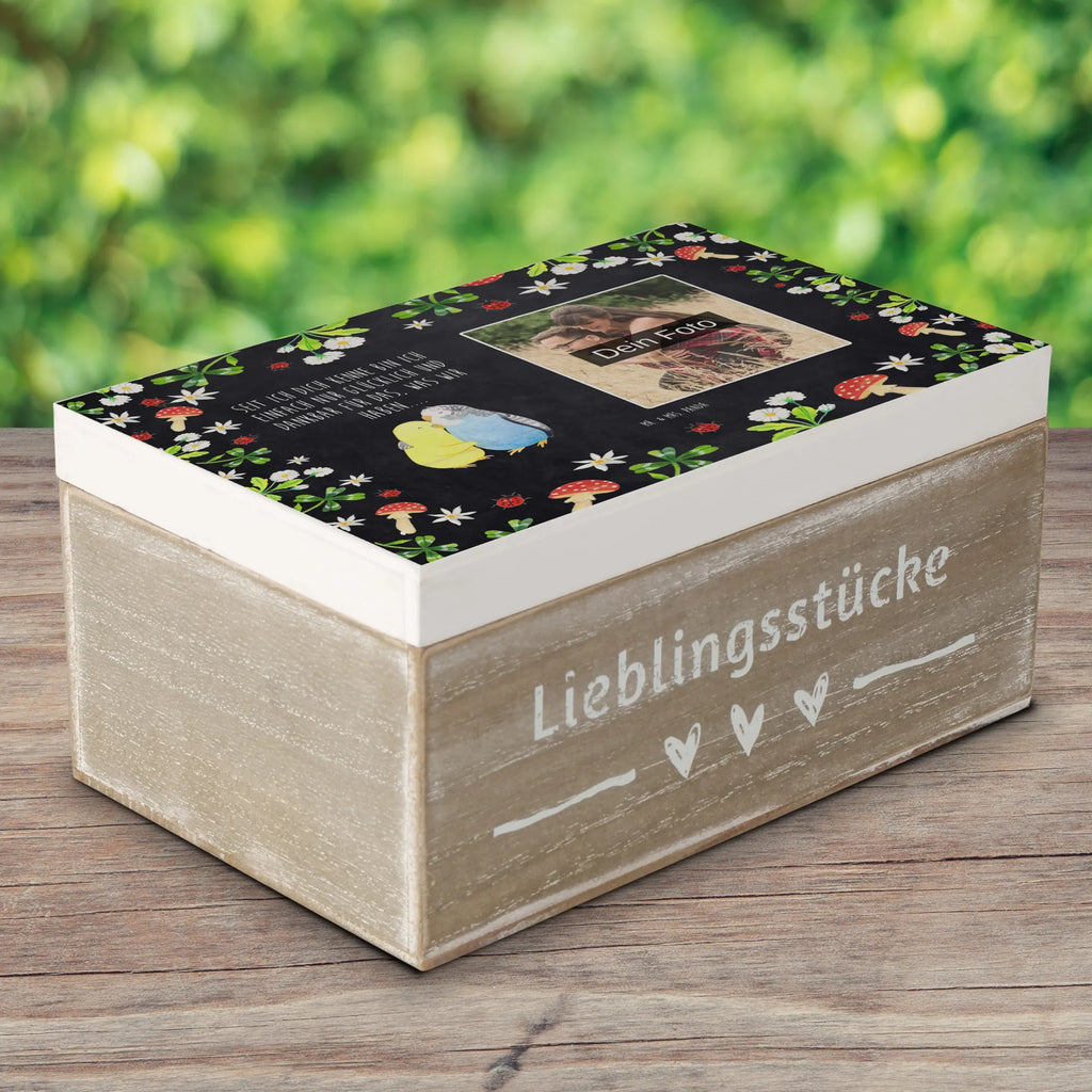 Personalisierte Foto Holzkiste Wellensittich Liebe Personalisierte Foto Holzkiste, Liebe, Partner, Freund, Freundin, Ehemann, Ehefrau, Heiraten, Verlobung, Heiratsantrag, Liebesgeschenk, Jahrestag, Hocheitstag, Nähe, Vögel, Wellensittich, Kuscheln, Vertrauen