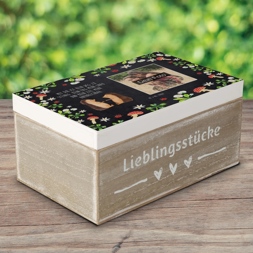 Personalisierte Foto Holzkiste Igel Liebe Personalisierte Foto Holzkiste, Liebe, Partner, Freund, Freundin, Ehemann, Ehefrau, Heiraten, Verlobung, Heiratsantrag, Liebesgeschenk, Jahrestag, Hocheitstag, Liebesbeweis, Geschenk, Verliebt, Verlobt, Igel, Verheiratet, Hochzeit, Hochzeitstag