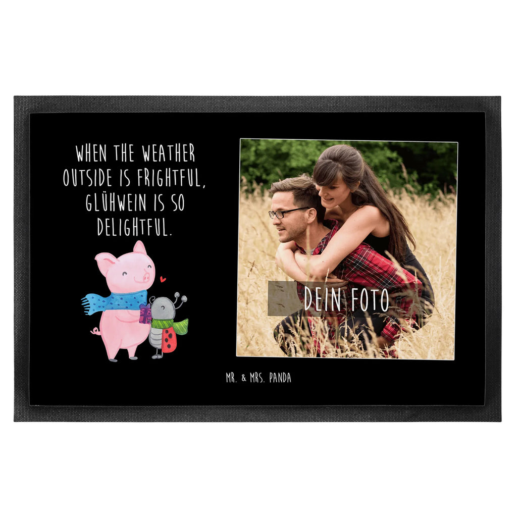 Personalisierte Foto Fußmatte Glühschwein Smörle Personalisierte Foto Fußmatte, Winter, Weihnachten, Weihnachtsdeko, Nikolaus, Advent, Heiligabend, Wintermotiv, Winterlicher Glühwein Spruch, Süßer Marienkäfer gibt Geschenk, Handgezeichnetes Glühschwein, Romantische Geschenkidee Glühwein, Marienkäfer in Winterkleidung, Herzliches Marienkäfer Motiv, Kreatives Glühschwein Design, Smörle der stolze Marienkäfer, Glühwein Liebhaber Geschenk, Glühwein ist köstlich Spruch
